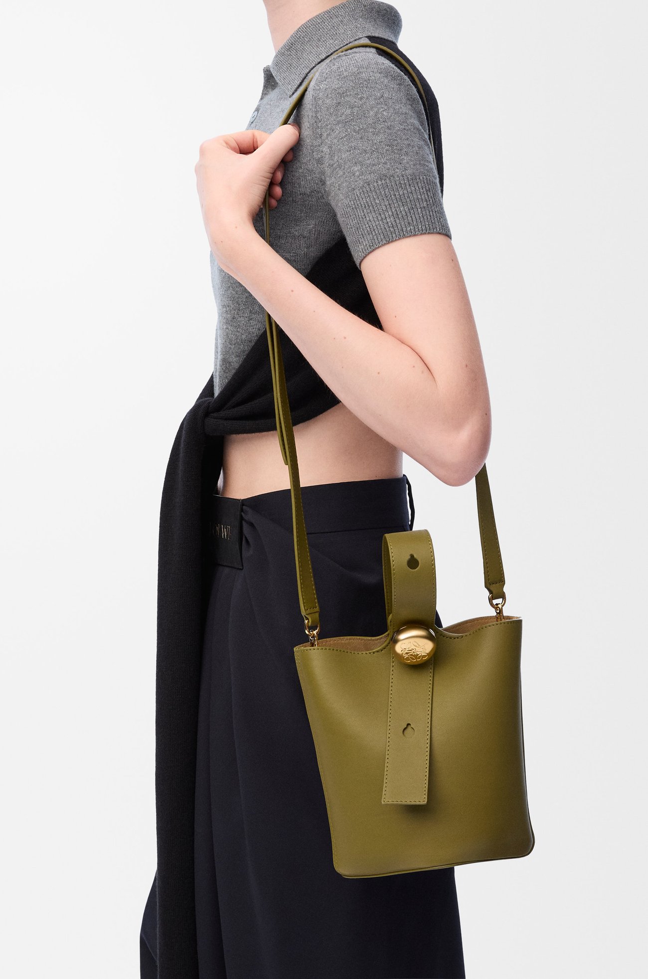 LOEWE 迷你平滑小牛皮 Pebble 水桶包 橄欖色