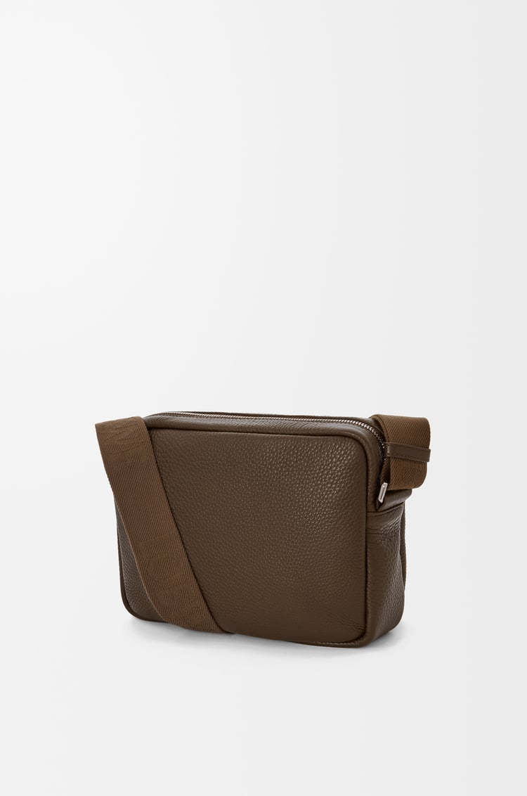 LOEWE ペブル メッセンジャーバッグ ミディアム（サプルグレインカーフ） ツンドラ
