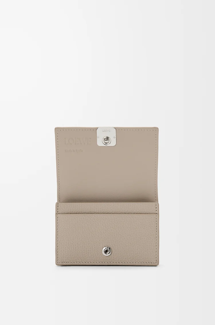 LOEWE Tarjetero Anagram en piel de ternera Arcilla