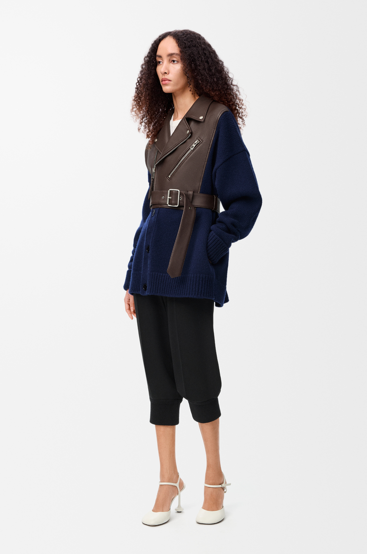 LOEWE Cardigan hybride en cuir d'agneau nappa et laine Dark Brown/Marine