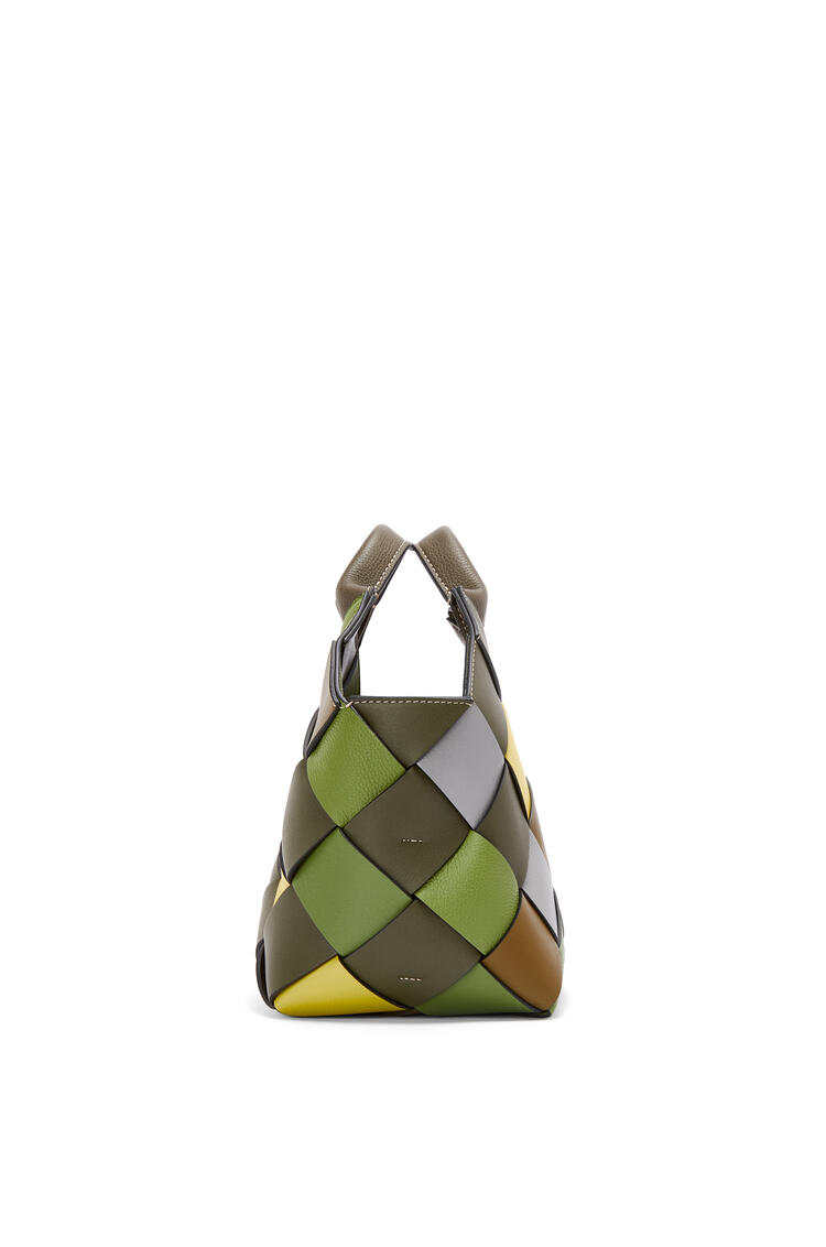 LOEWE Bolso pequeño Surplus Leather Woven Basket en piel de ternera clásica Verde/Verde pdp_rd