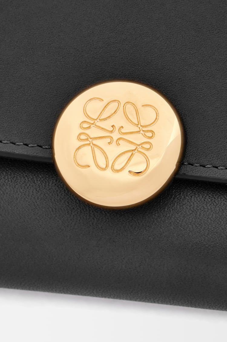 LOEWE Cartera vertical pequeña Pebble en piel napa de ternera Negro