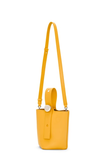 LOEWE Mini Pebble Bucket Bag aus weichem Kalbsleder Sonnenblume plp_rd