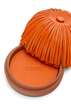 LOEWE Pequeña caja en forma de borla de cerámica y piel de ternera Naranja