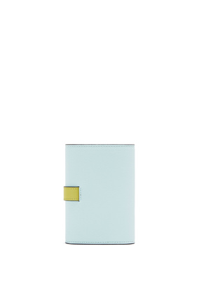 LOEWE Cartera vertical pequeña en piel de ternera con grano suave Azul Cristal/Amarillo Lima plp_rd