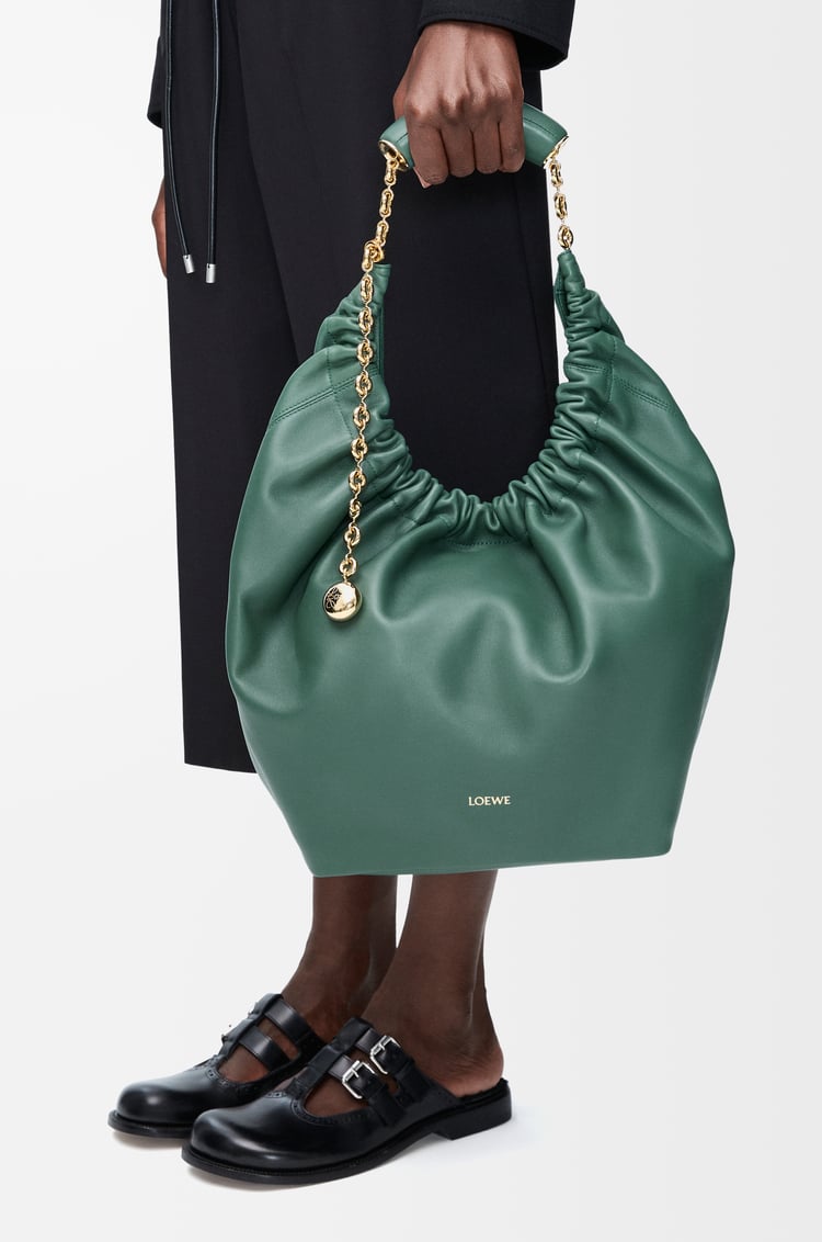 LOEWE Bolso Squeeze mediano en piel napa de cordero Vetiver