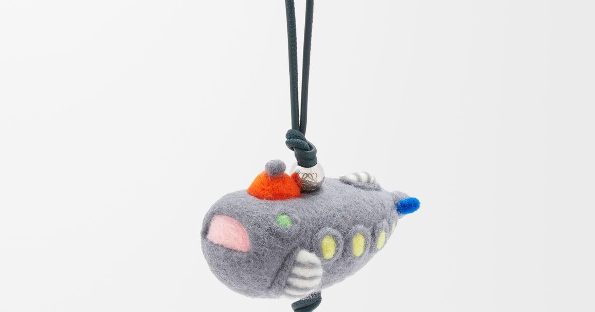 サブマリン チャーム（フェルト&カーフ） グレー - LOEWE 