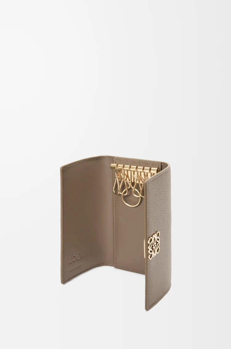 LOEWE アナグラム キーケース（ペブルグレインカーフ） トープ