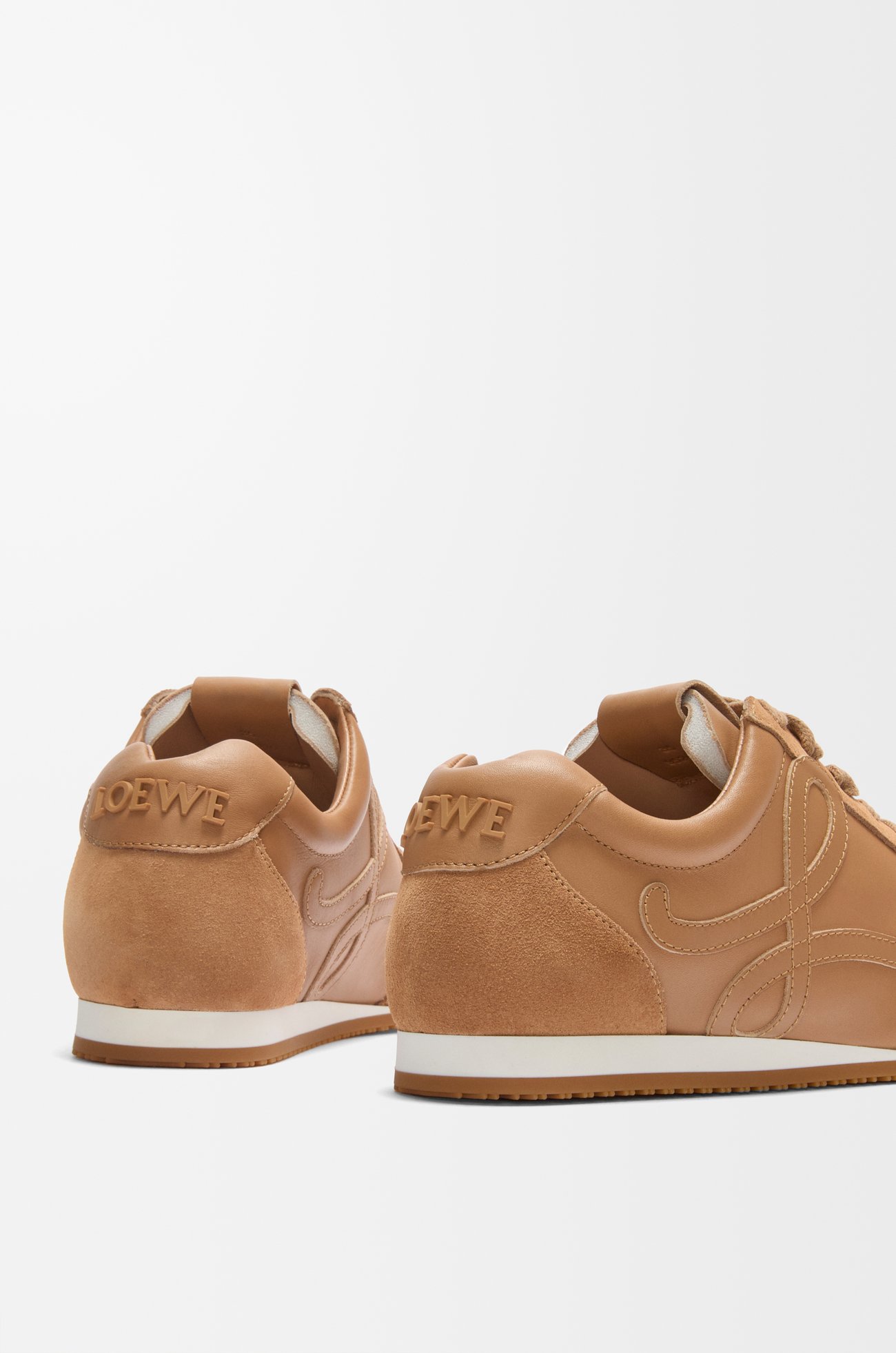 LOEWE Zapatilla Ballet Runner 2.0 en piel de ternera Canela