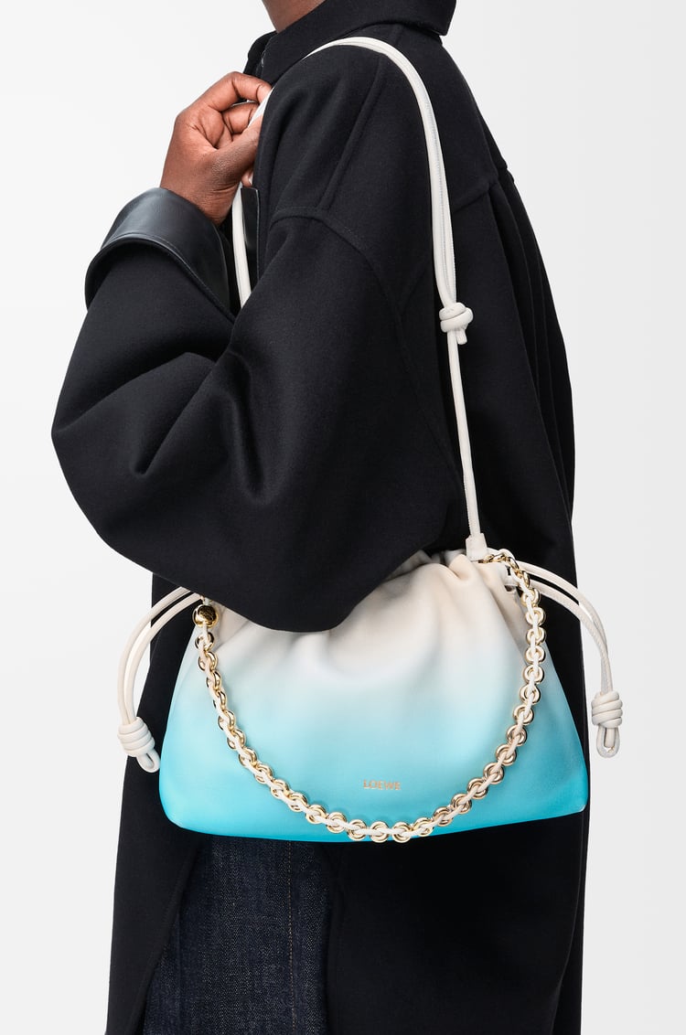 LOEWE 中号柔软纳帕羊皮革 Flamenco Purse 手拿包 柔白色/天蓝色