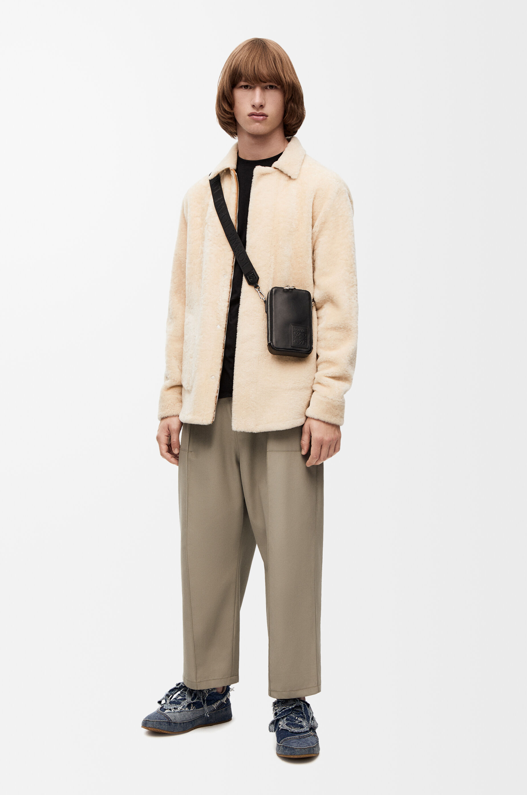 バーティカル クロスボディポケット（サテンカーフ） ブラック - LOEWE