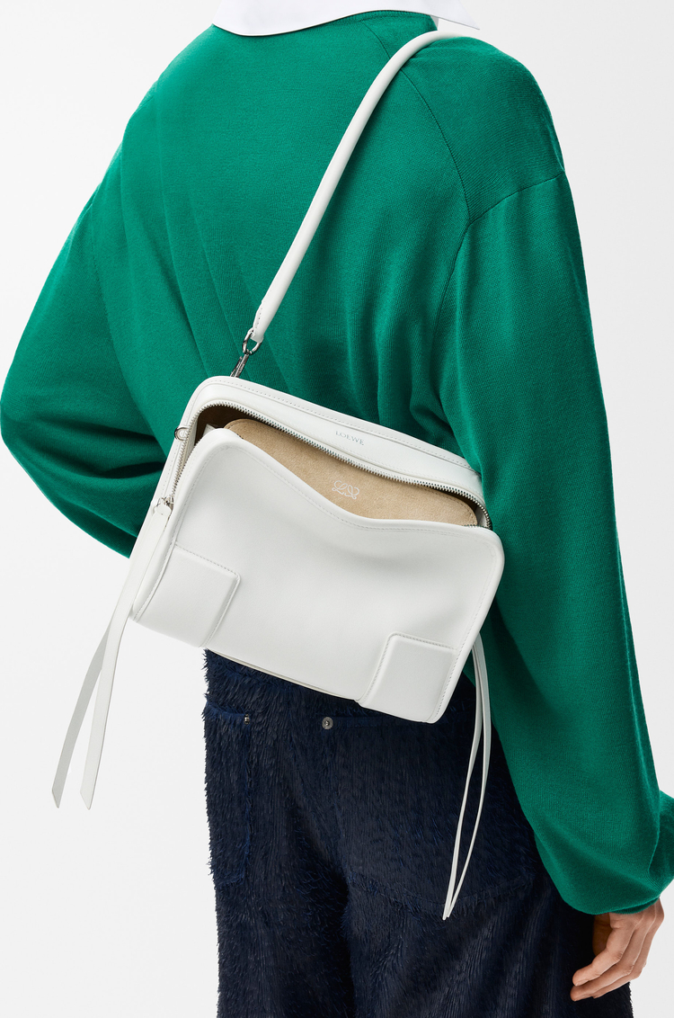 LOEWE Bolso Amazona 180 pequeño en piel de ternera suave Blanco