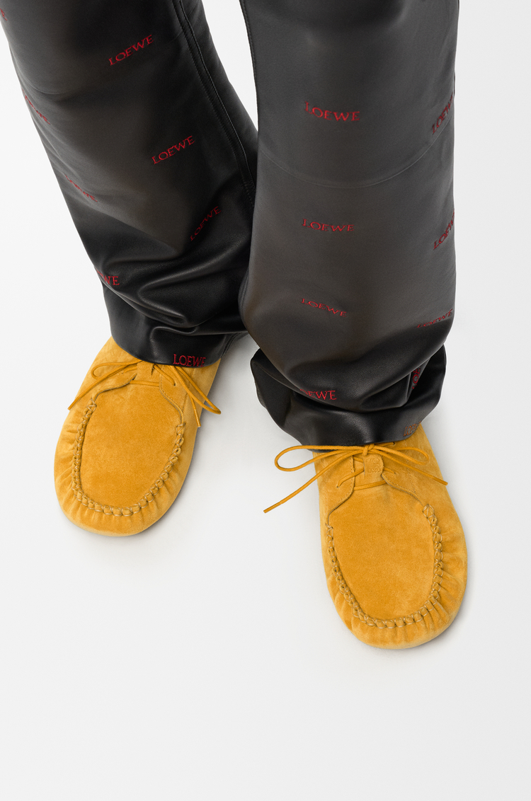 LOEWE Rambla Bootsschuhe aus Kalbswildleder Ocker
