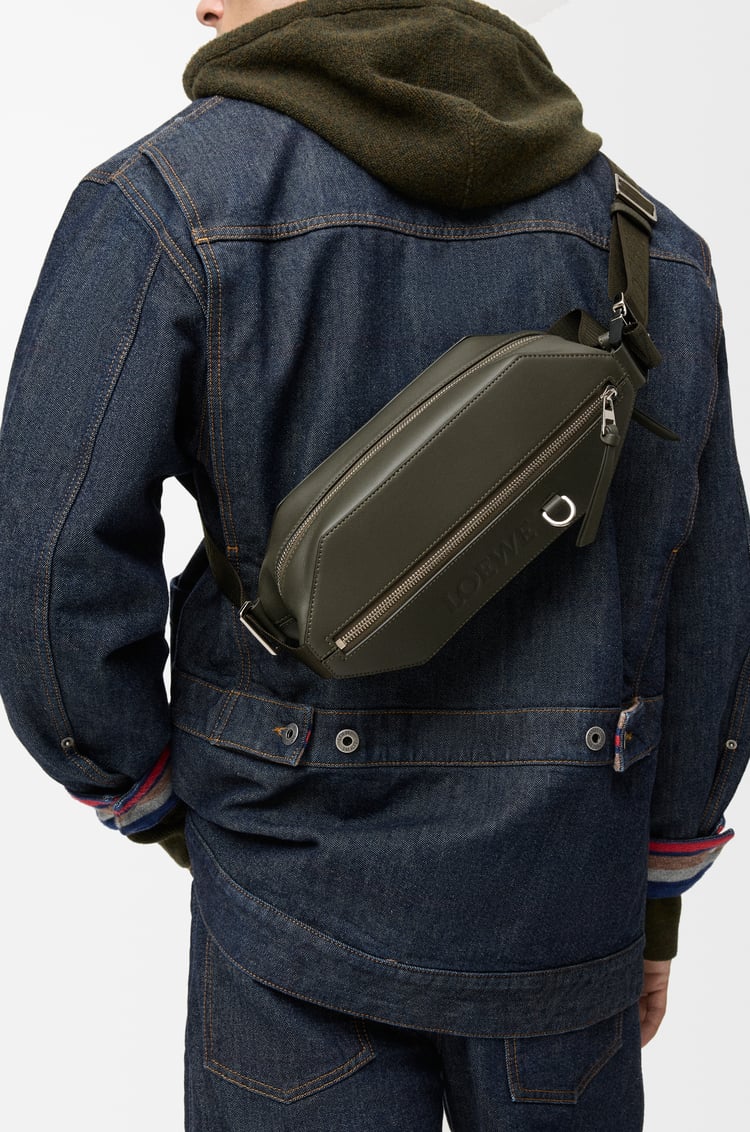 LOEWE Slingbag Convertible in pelle di vitello classica Verde Kaki Scuro