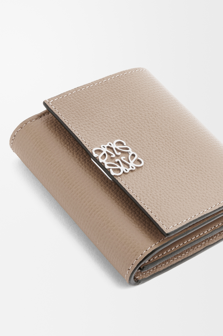 LOEWE アナグラム コンパクト フラップウォレット（ペブルグレインカーフ） サンド