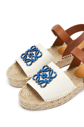 LOEWE 帆布和牛皮革 Anagram 草鞋 Natural/Blue plp_rd