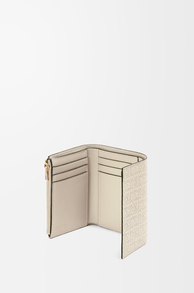 LOEWE Cartera vertical pequeña Repeat en piel de ternera sedosa grabada Avena Claro