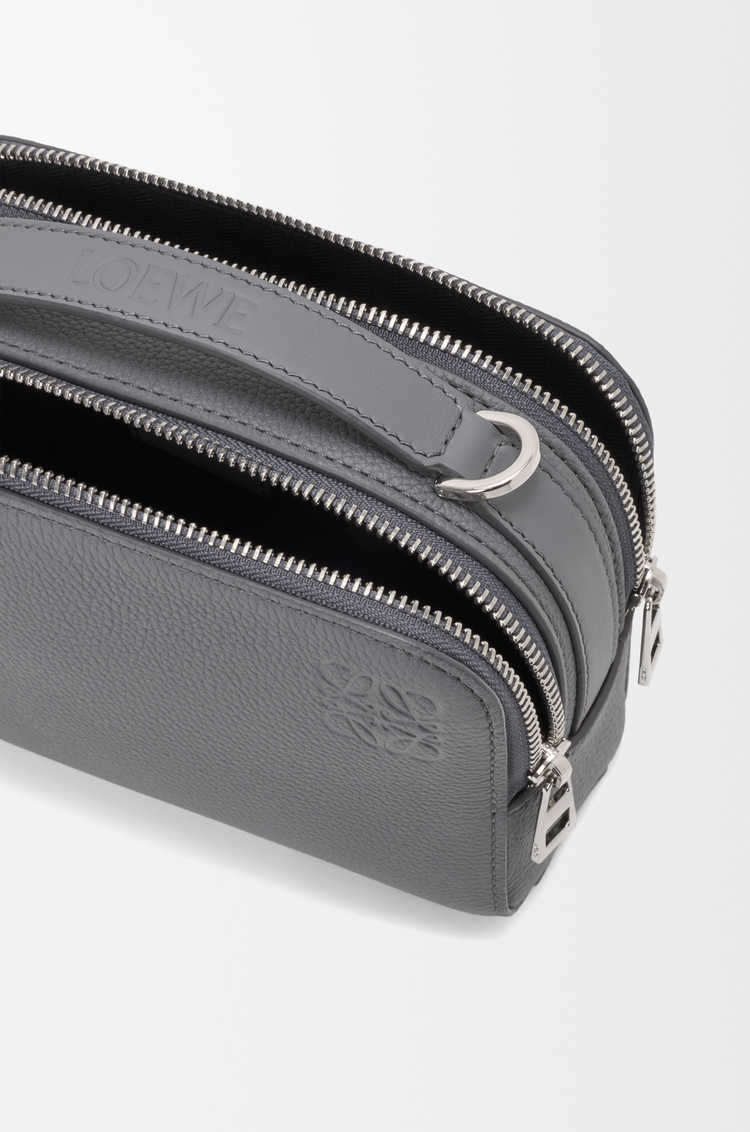 LOEWE Bolso bandolera Mini Camera en suave piel de ternera graneada Gris Azulado