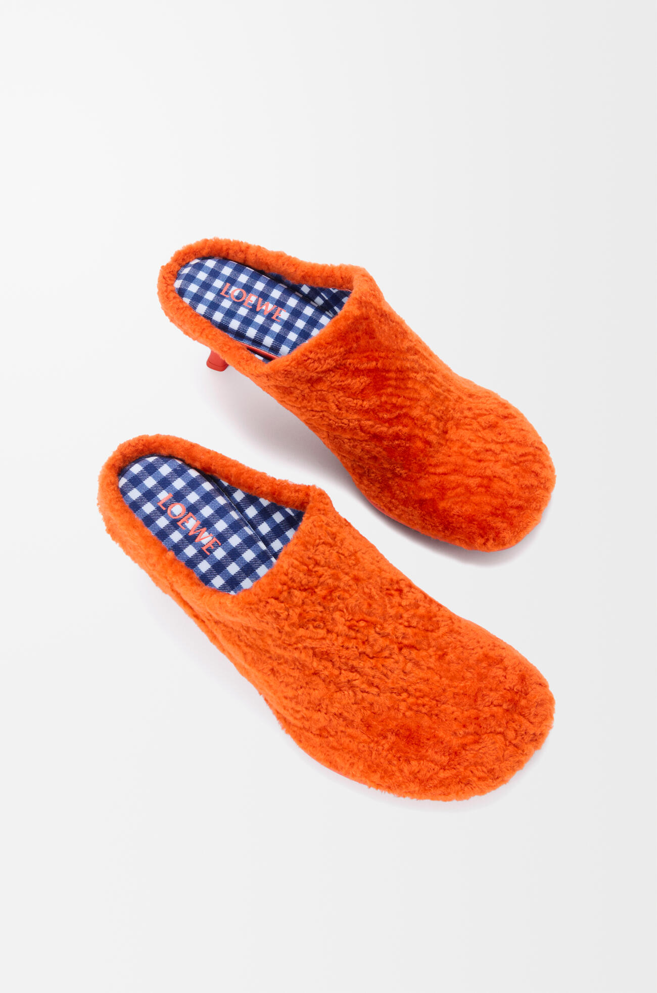 LOEWE Dive Pantoletten aus Lammfell Tiefes Safran