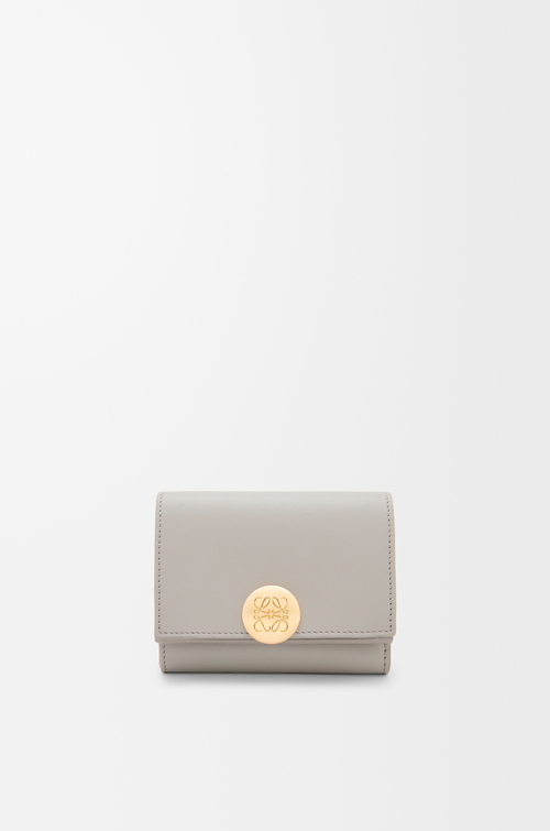 LOEWE Pebble Trifold-Brieftasche aus glänzendem Nappa-Kalbsleder Muschelgrau