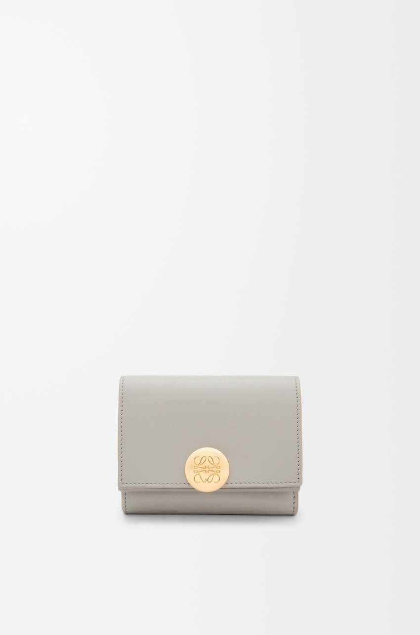 Pebble trifold wallet in shiny nappa calfskin