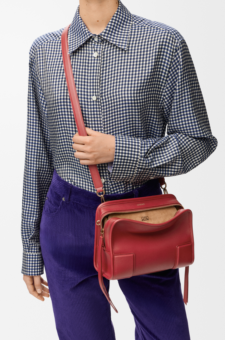 LOEWE Bolso Amazona 180 pequeño en piel de ternera suave Rojo Carmín