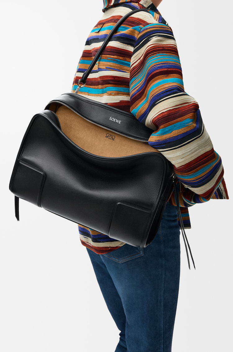 LOEWE Bolso Amazona 180 grande en piel de ternera suave Negro