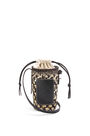 LOEWE Cylinder Pocket en palma de iraca y piel de ternera Natural/Marino pdp_rd