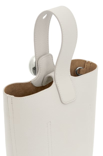 LOEWE Mini Pebble Buckt Bag aus weichem, genarbtem Kalbsleder Sanftes Weiß plp_rd