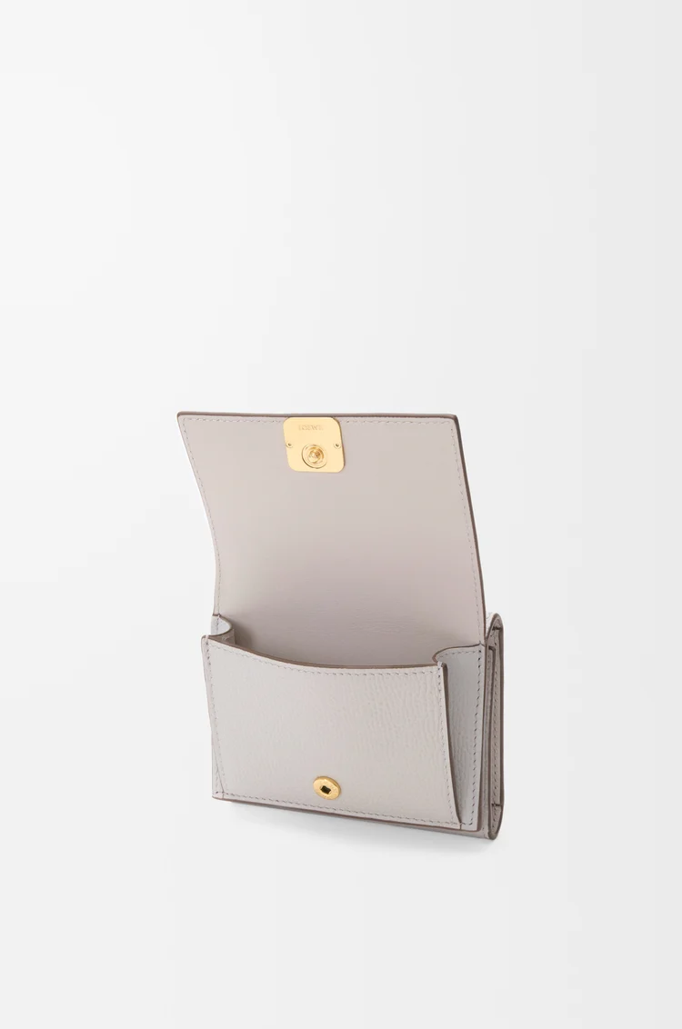 LOEWE Portefeuille à trois volets Anagram en cuir de veau grainé Light Ghost