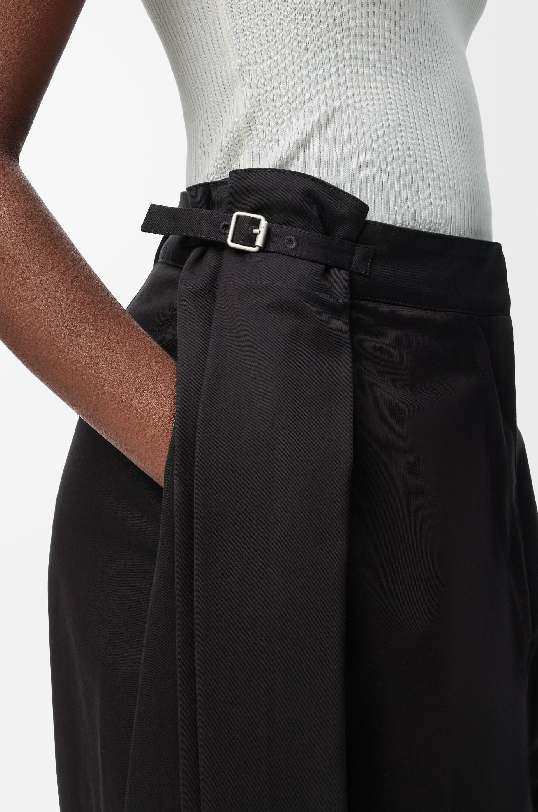 ドレープ トラウザーズ（コットン&シルク） ブラック - LOEWE