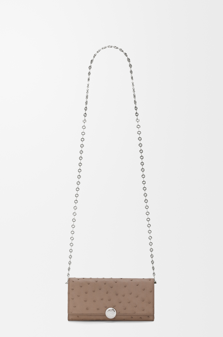 LOEWE Cartera Pebble con cadena en piel de avestruz Topo