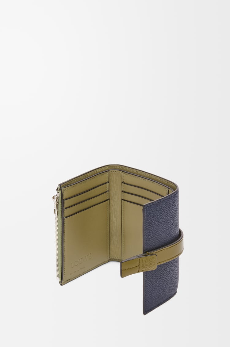 LOEWE バーティカル ウォレット スモール（ソフトグレインカーフ） アビスブルー/オリーブ
