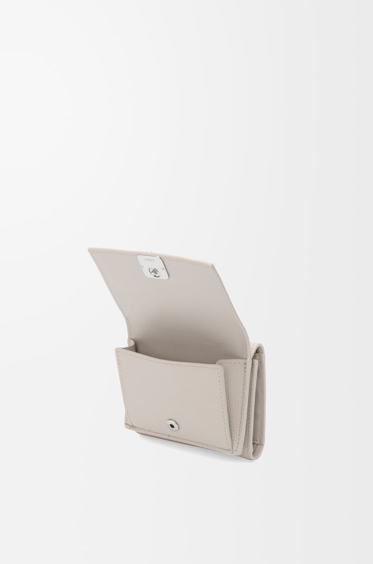 LOEWE アナグラム トライフォールド ウォレット（ペブルグレインカーフ） ライトゴースト