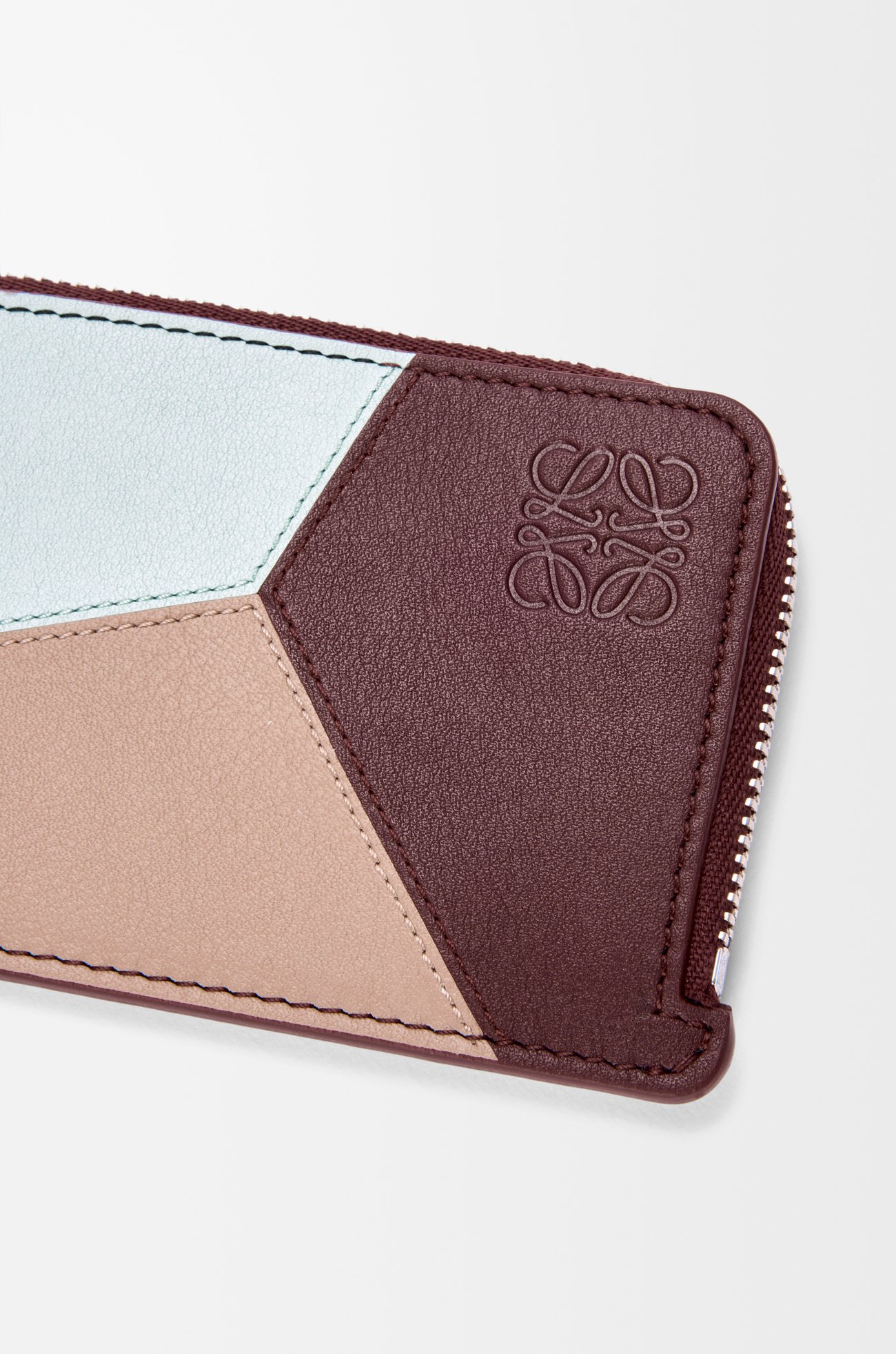 LOEWE Tarjetero-monedero Puzzle en piel de ternera Hielo/Burdeos Oscuro