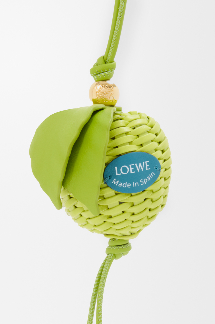 LOEWE Charm Apple en piel de ternera Verde