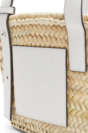 LOEWE Bolso tipo cesta pequeña en hoja de palma y piel de ternera Natural/Blanco