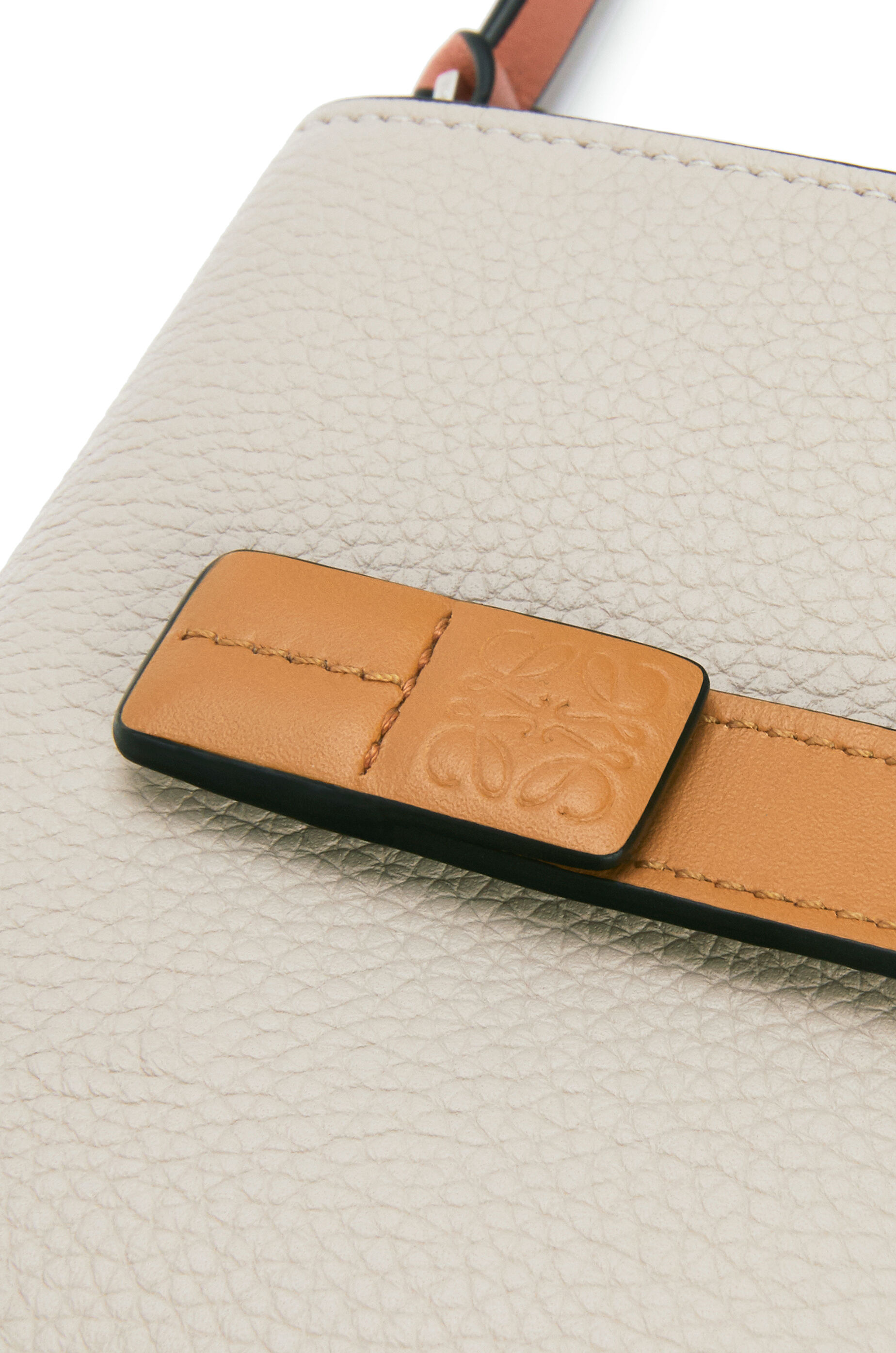 コンパクト ジップウォレット（ソフトグレインカーフ） ベージュ - LOEWE