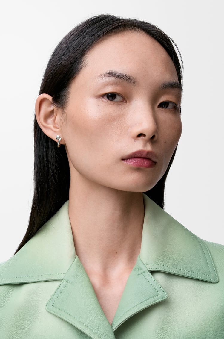 LOEWE Mini orecchini a cerchio anagram pebble in argento sterling Argento