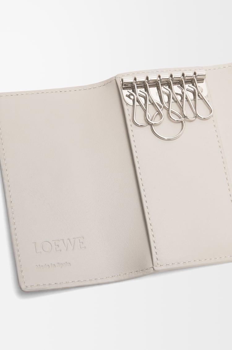 LOEWE Llavero Anagram en piel de ternera Gris Claro