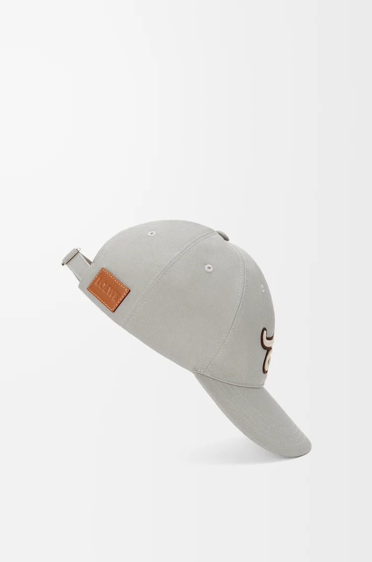 LOEWE L patch cap in cotton Shell Grey