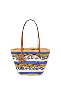 LOEWE Bolso Basket Tote en hierba de elefante y piel de ternera Natural/Azul