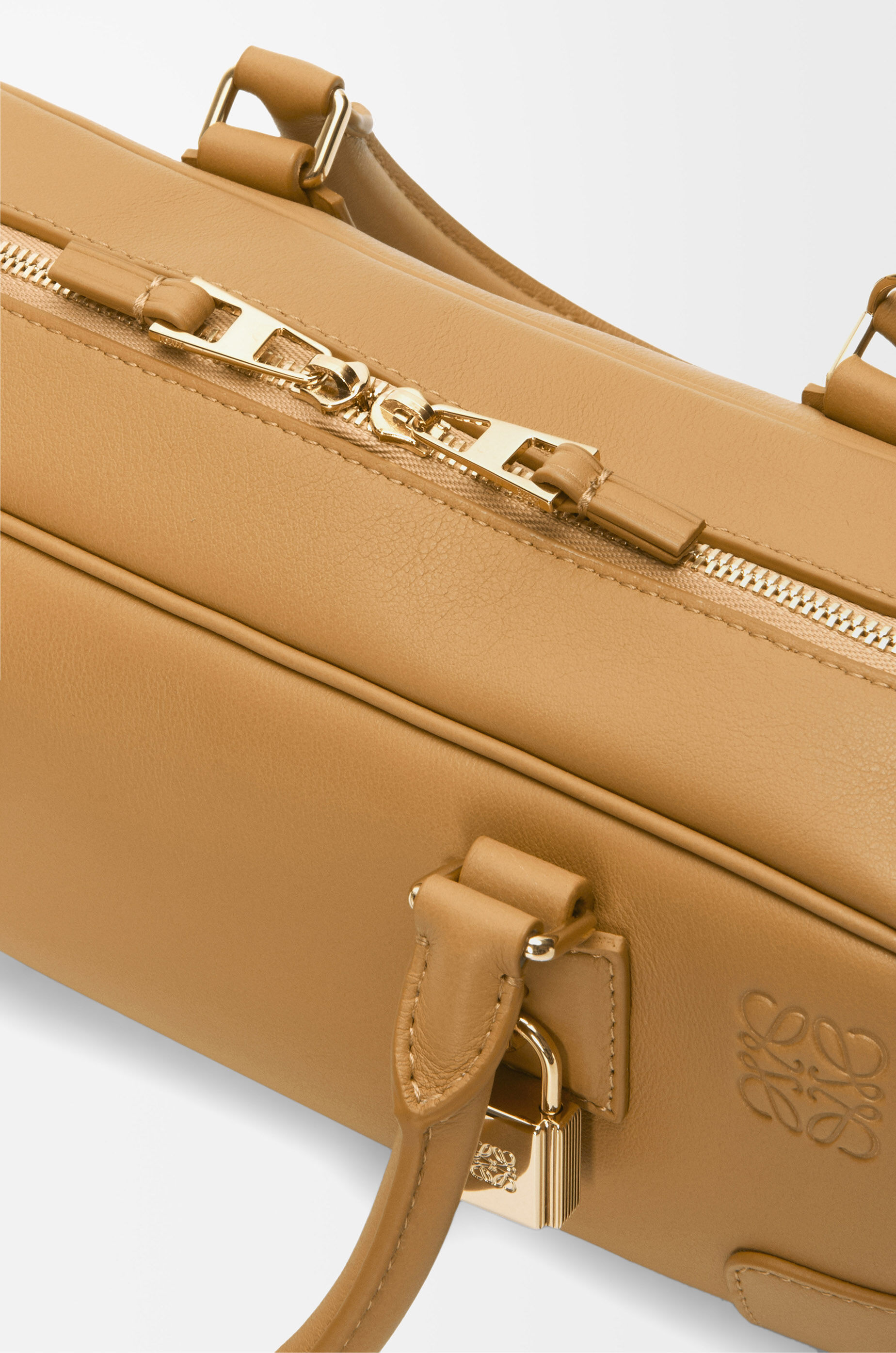 LOEWE スエード　スタッズ　アマソナ　クリーム色 バッグ 楽天市場】LOEWE ロエベ AMAZONA 23 アマソナ23 ハンドバッグ