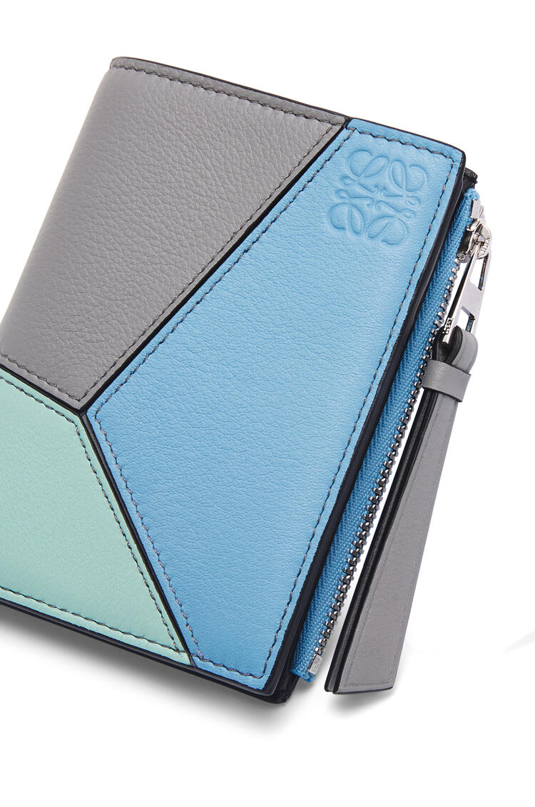 LOEWE Puzzle compact wallet in classic calfskin Asphalt Grey/Olympic Blue