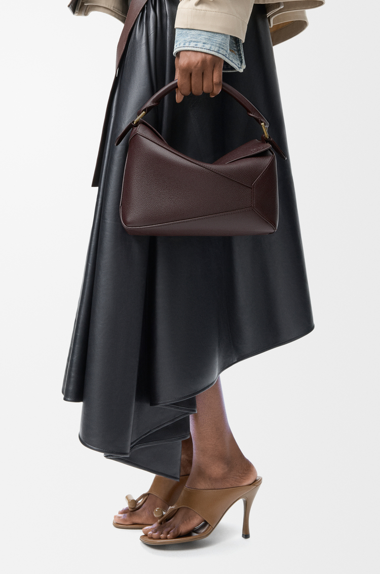 LOEWE Kleine Puzzle Edge Tasche aus weichem, genarbtem Kalbsleder Dunkler Brownie