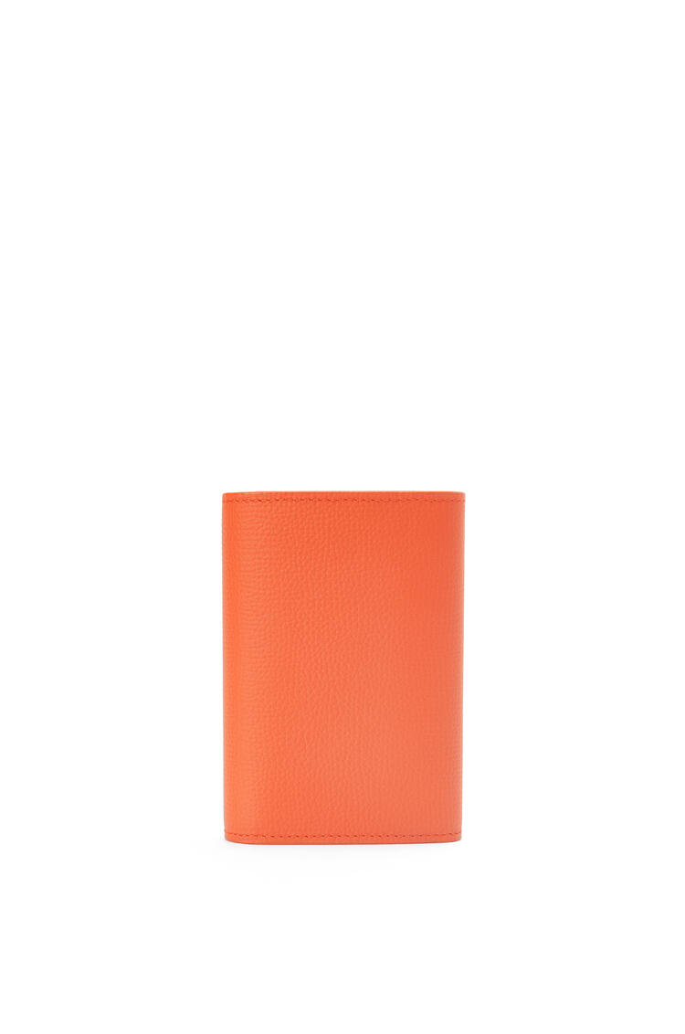 LOEWE Cartera vertical pequeña Anagram en piel de ternera Naranja