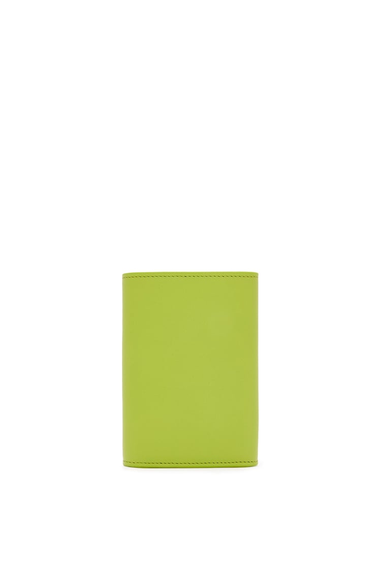 LOEWE ぺブル バーティカル ウォレット スモール（シャイニーナパカーフ） グリーンリーフ