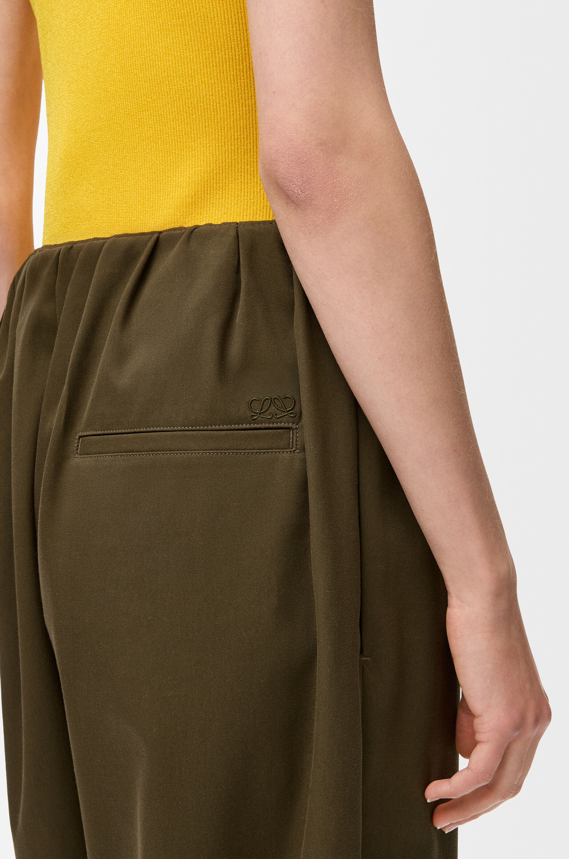 クロップド ベルテッド トラウザーズ（コットン&シルク） グリーン