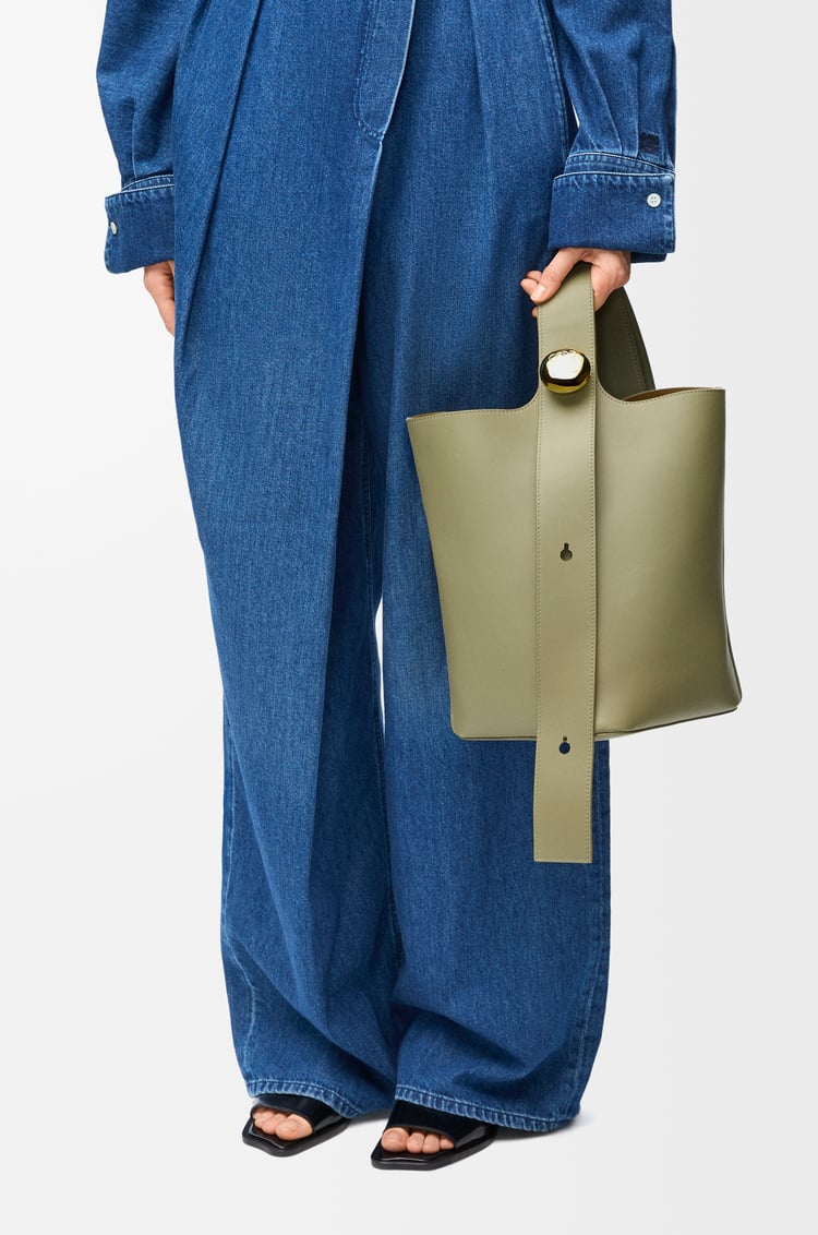 LOEWE ペブル バケットバッグ ミディアム（スムースカーフ） ユーカリグリーン
