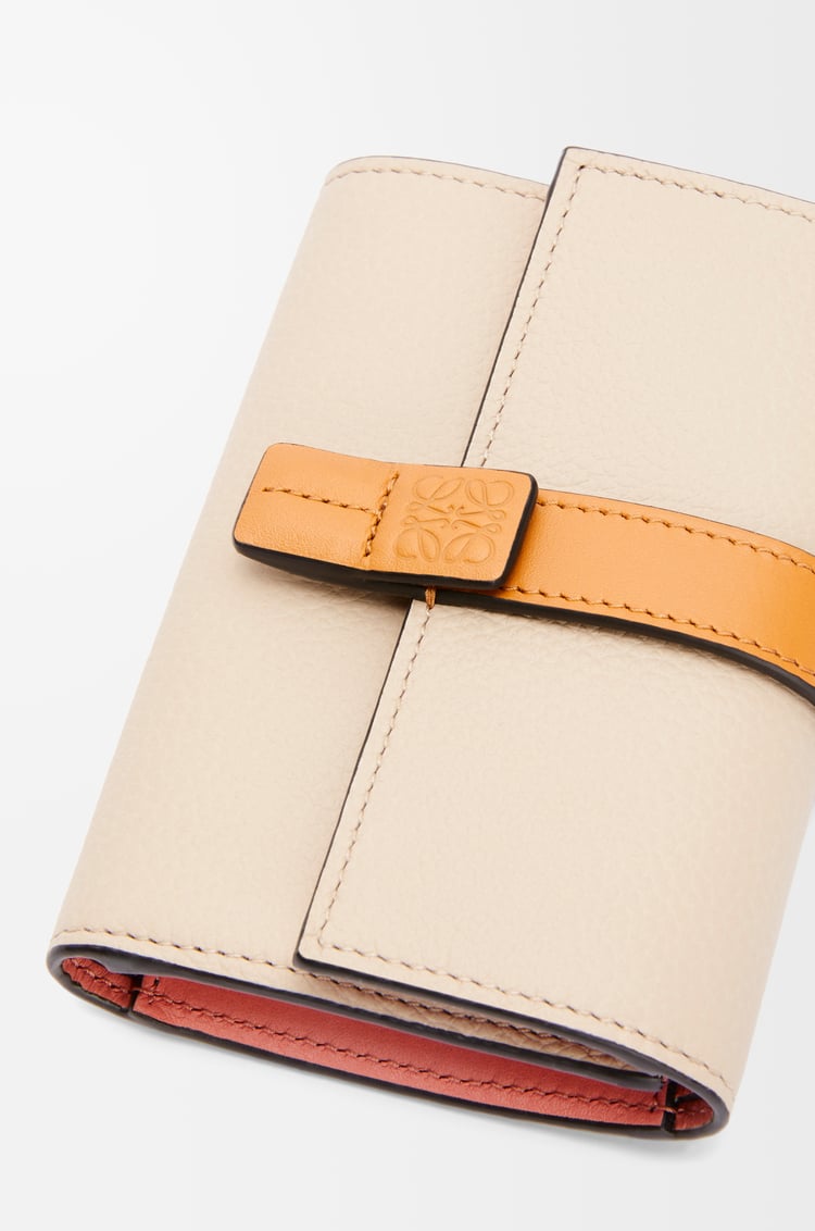 LOEWE Cartera vertical pequeña en piel de ternera Avena Claro/Miel